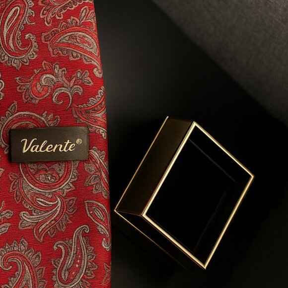 Sergio Valente Silver and Red Paisley Necktie - Picture 2 of 2